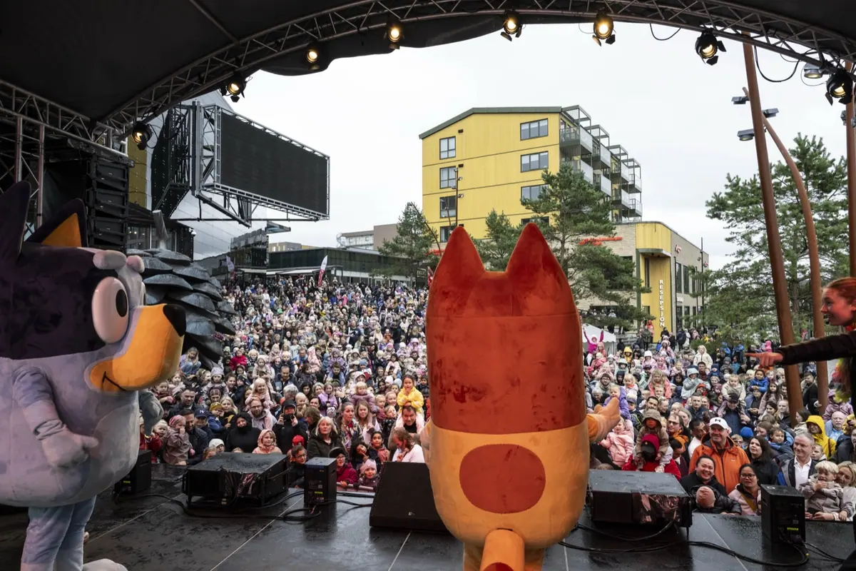 Bluey characters on stage before a large family crowd at Barnas Superfestival