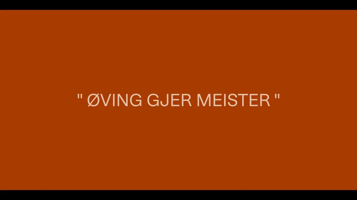 Title card from Parterapi reading «Øving gjer meister»