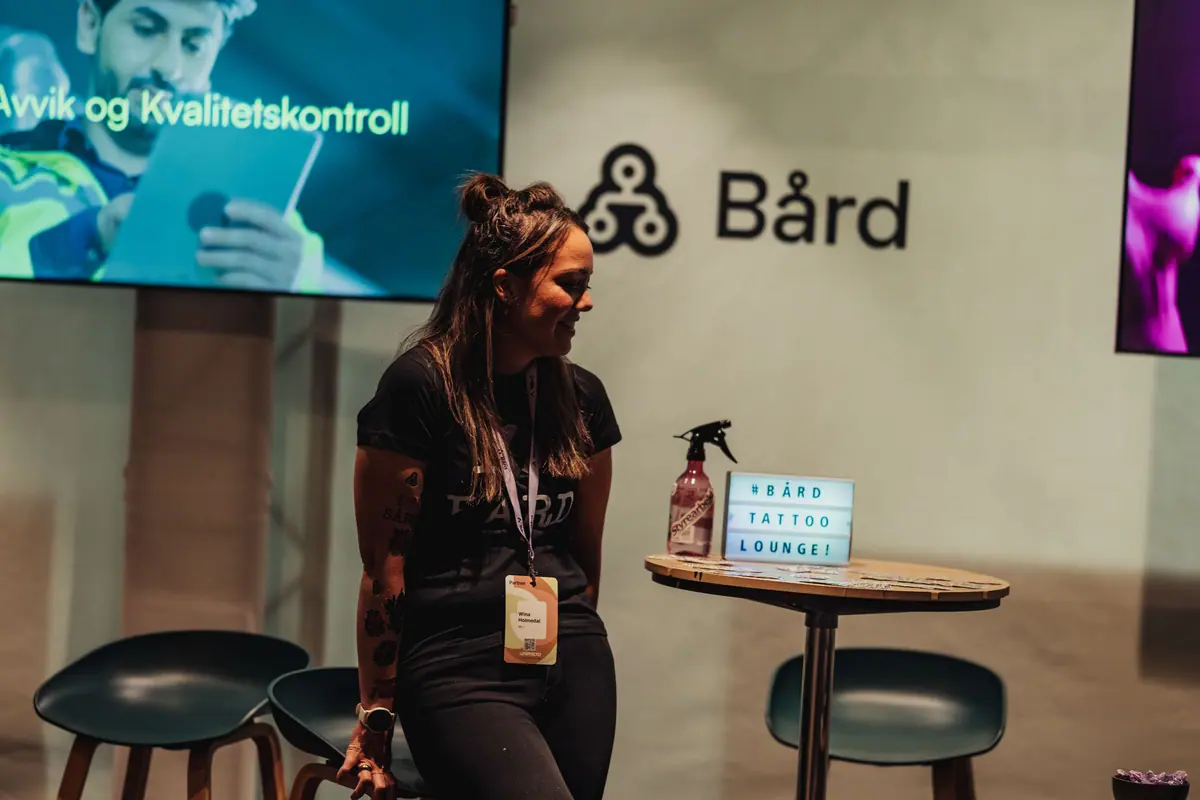 Exhibitor at the Bård stand with a tattoo lounge in the expo area