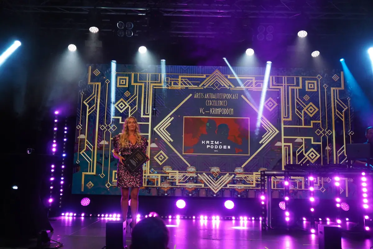 Host on stage in purple light at Den store Prisfesten in Vulkan Arena