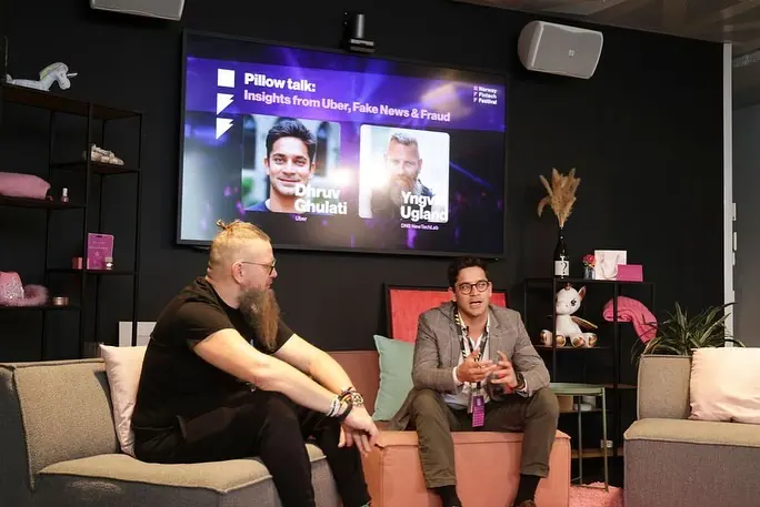 Two men talking on a sofa at the «Pillow talk» stage at Norway Fintech Festival