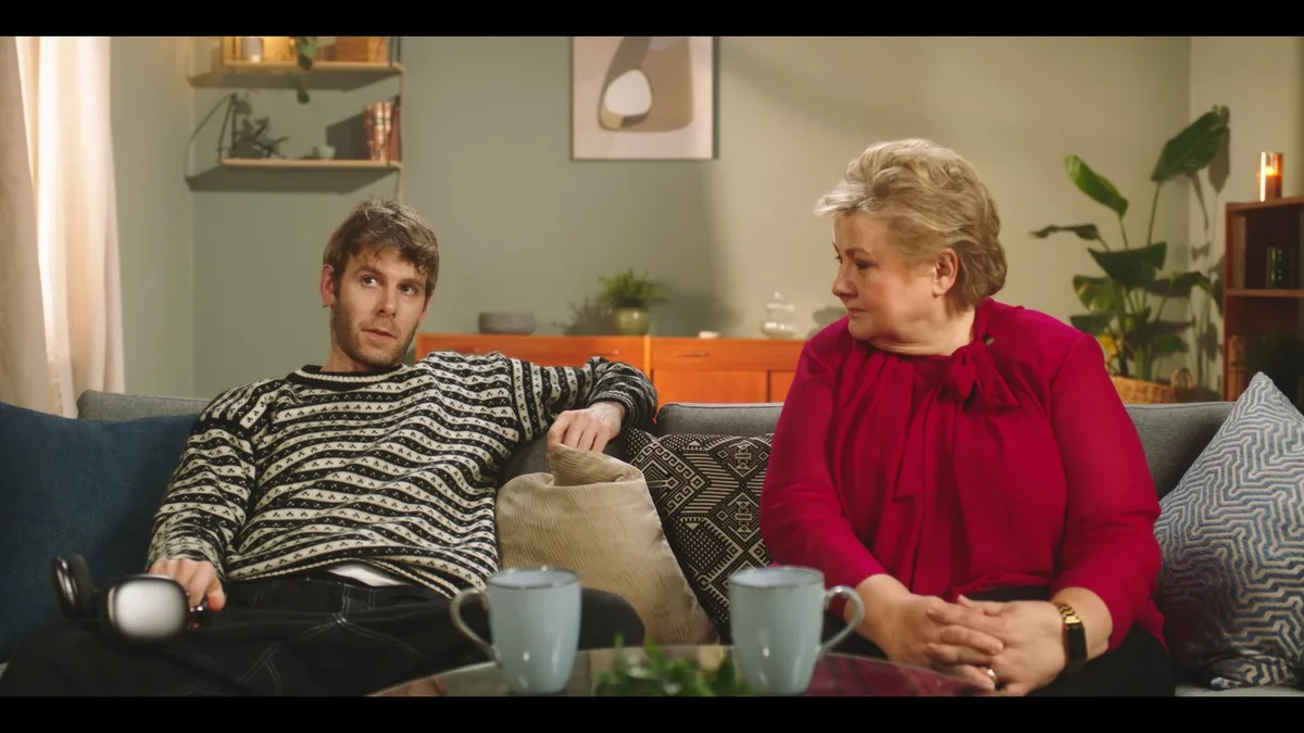 Lars and Erna on the sofa in Parterapi