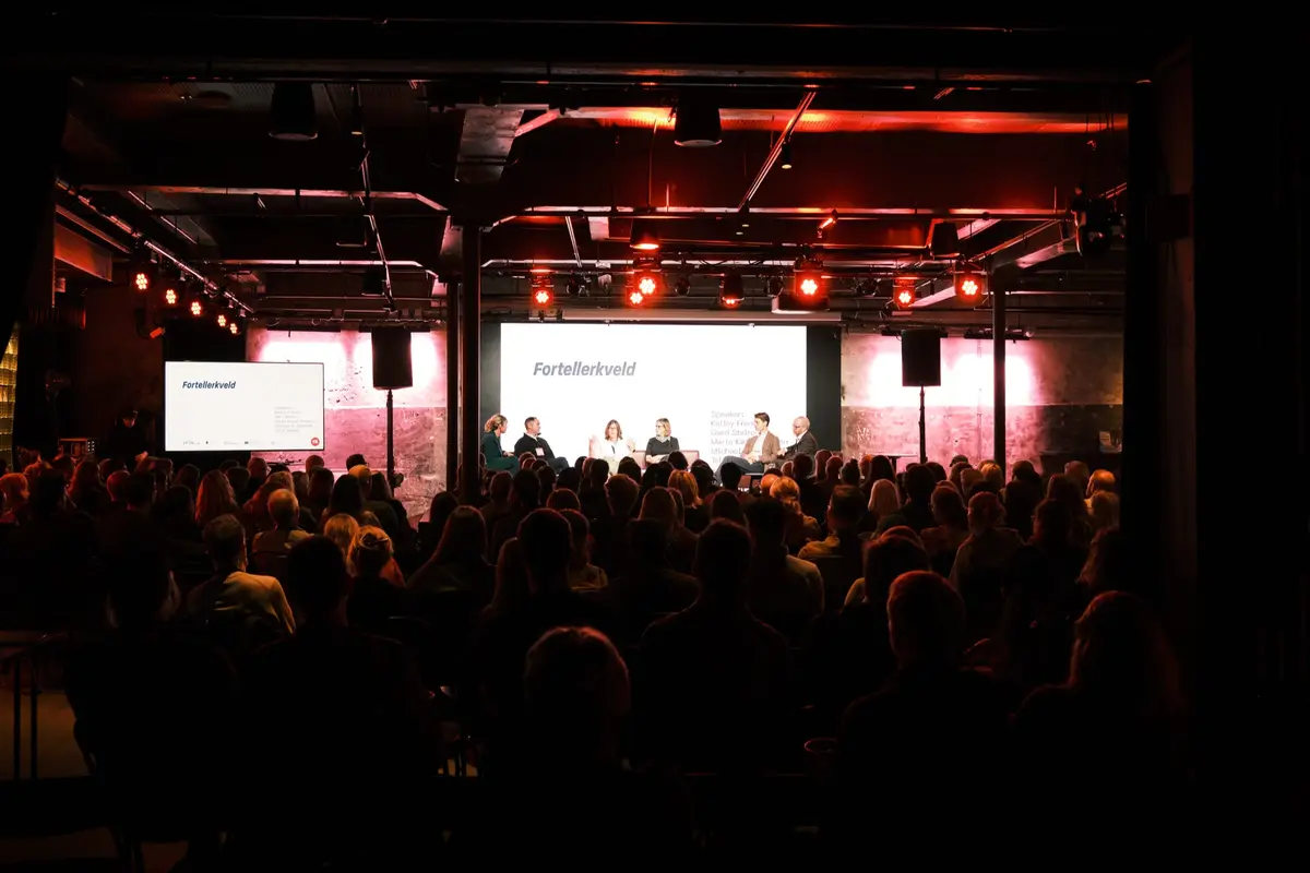 Packed hall and panel conversation on stage at Fortellingens Kraft 2026