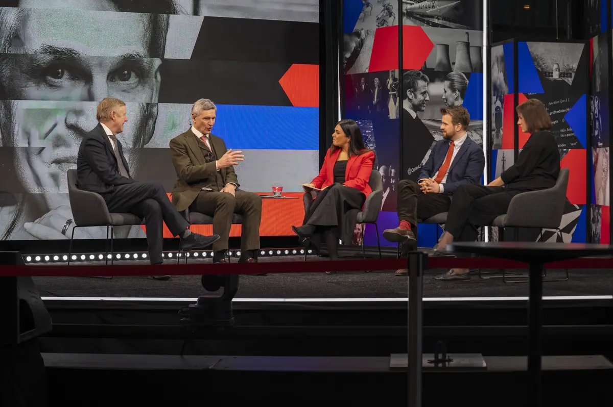 Panel discussion with five participants on stage at Vestlandskonferansen