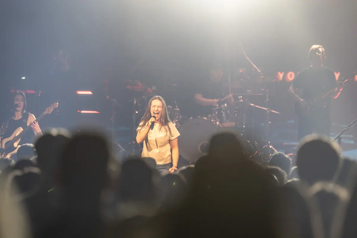 Sigrid singing on stage at Vestlandskonferansen, seen over the audience