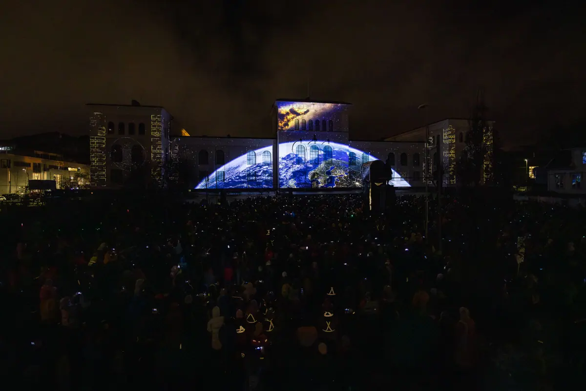 The globe projected on the University Museum facade before the audience