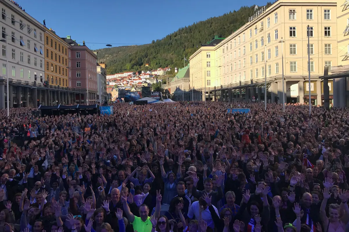 Torgallmenningen packed with spectators in sunshine at the 2017 UCI Road World Championships opening